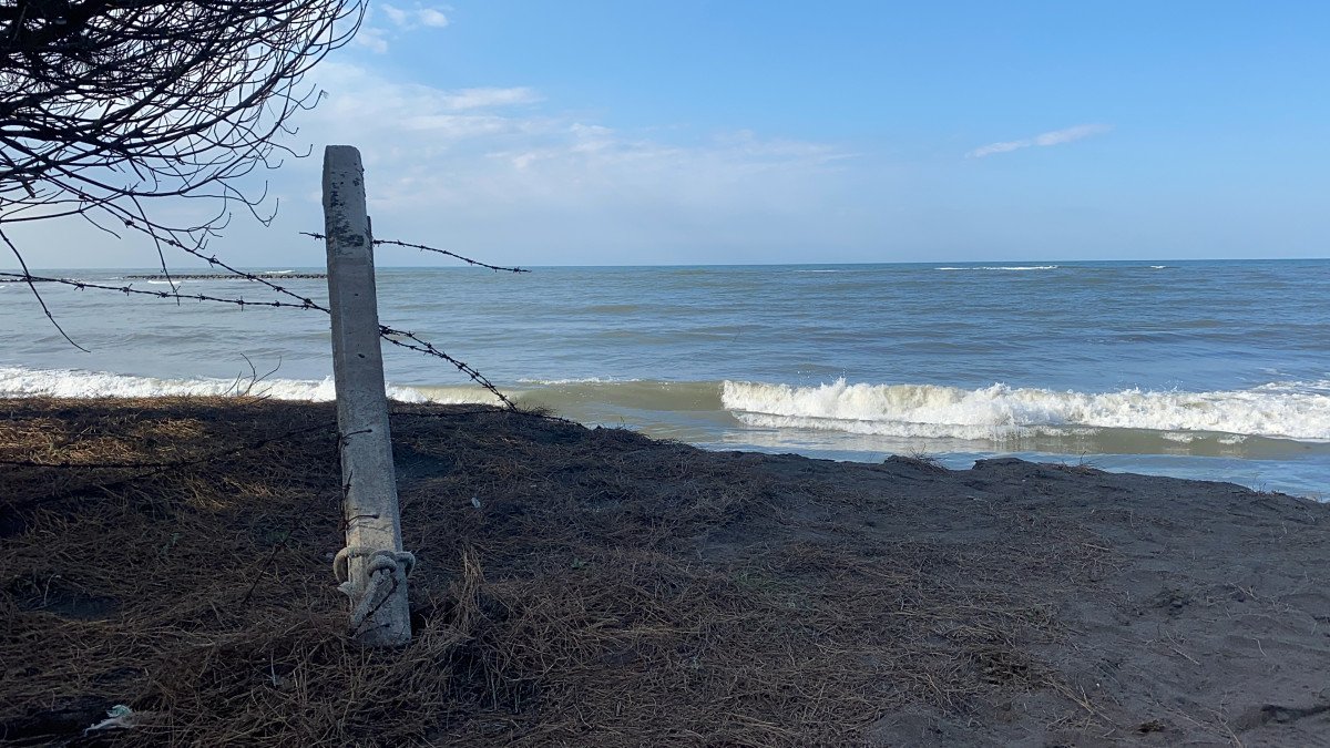 Samsun da dalgalar kıyıyı aşındırdı, deniz evlere yaklaştı #1