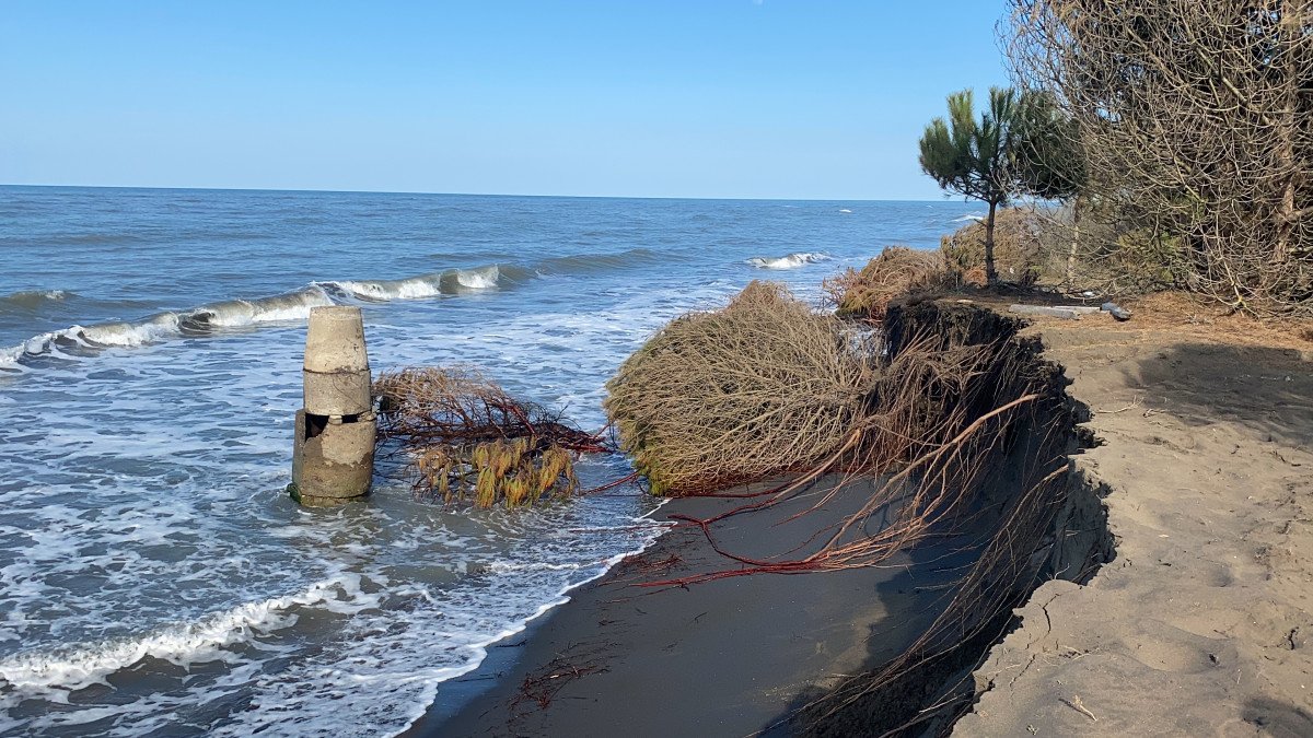 Samsun da dalgalar kıyıyı aşındırdı, deniz evlere yaklaştı #2