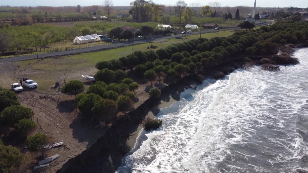 Samsun da dalgalar kıyıyı aşındırdı, deniz evlere yaklaştı #7