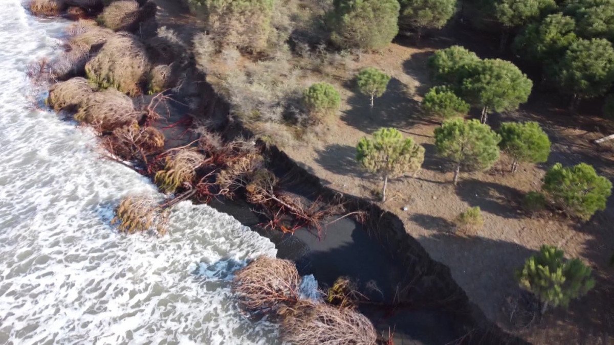 Samsun da dalgalar kıyıyı aşındırdı, deniz evlere yaklaştı #4