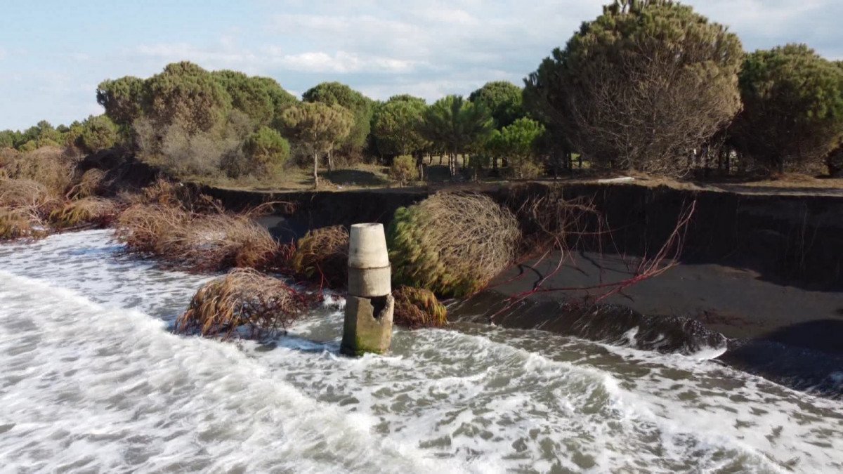 Samsun da dalgalar kıyıyı aşındırdı, deniz evlere yaklaştı #5