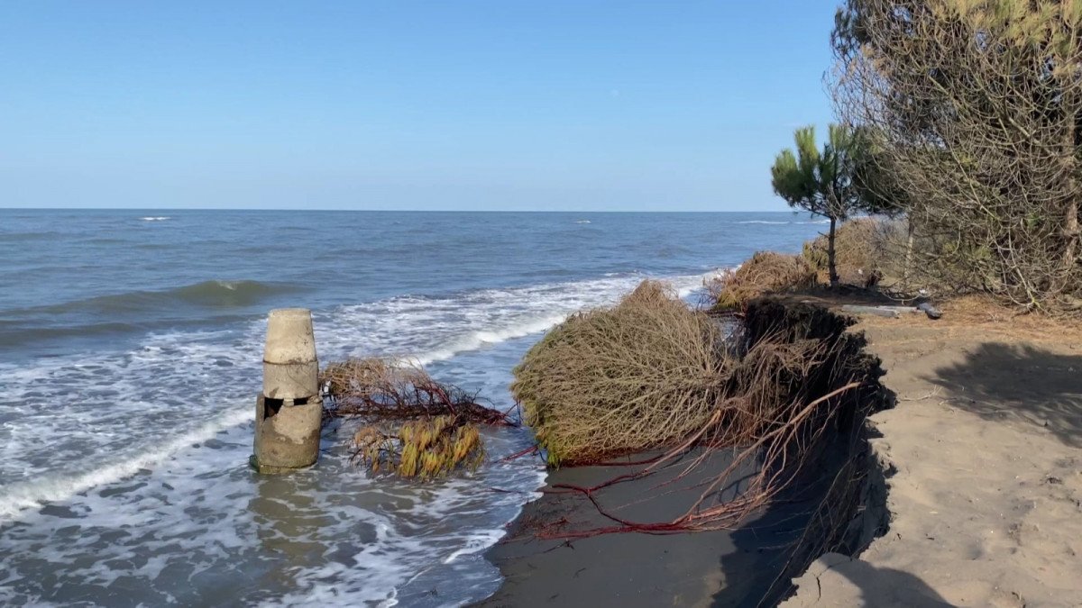 Samsun da dalgalar kıyıyı aşındırdı, deniz evlere yaklaştı #3