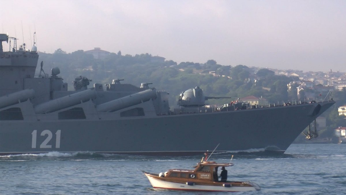 The moments of the sinking Russian flagship passing through the Bosphorus #5