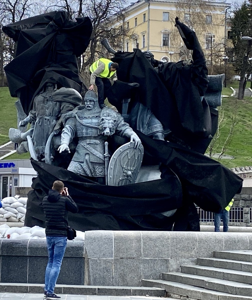 Kiev’in kurucuları heykeli kum torbalarla korumaya alındı #1