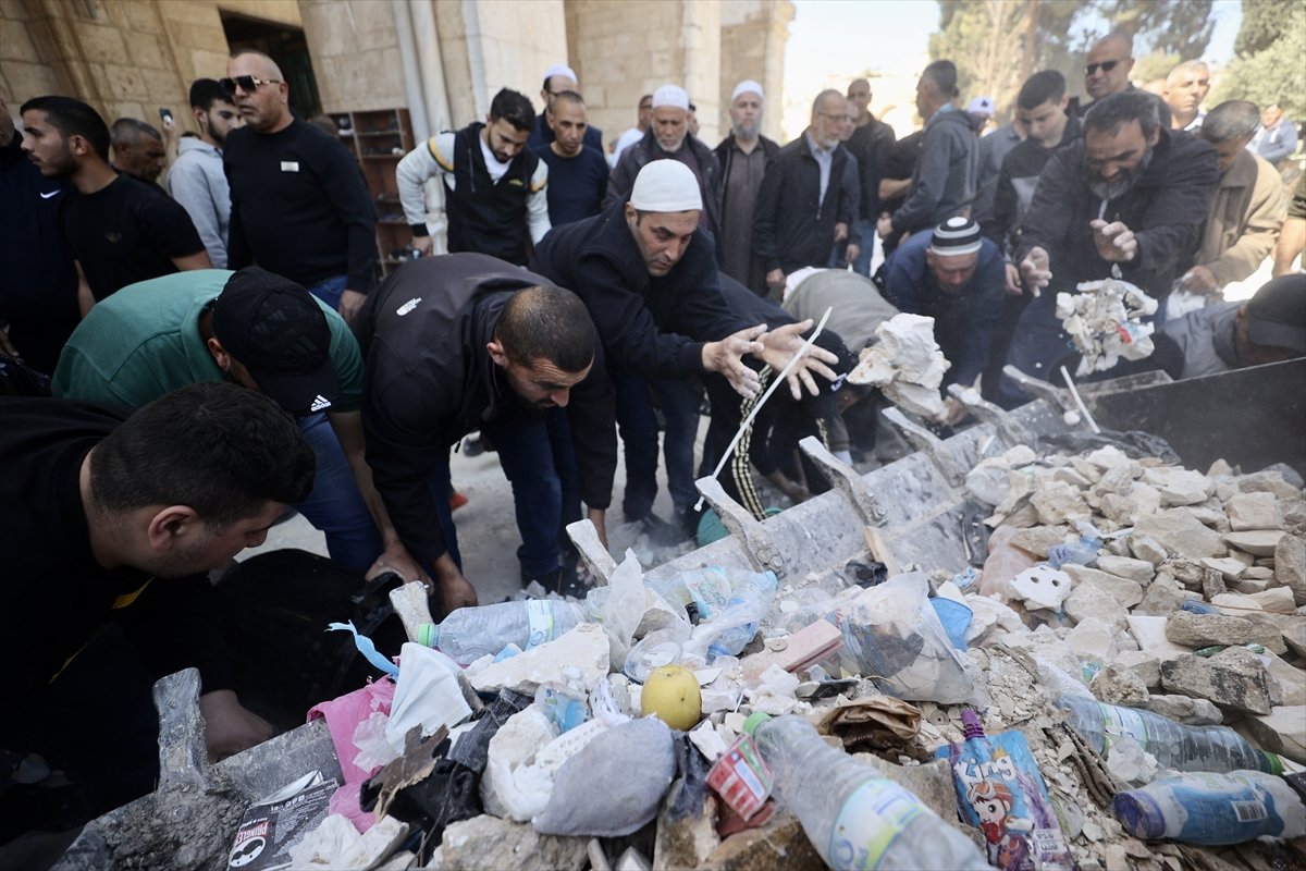 Israeli soldiers raid Al-Aqsa Masjid: They turned the Qibla Masjid upside down #10