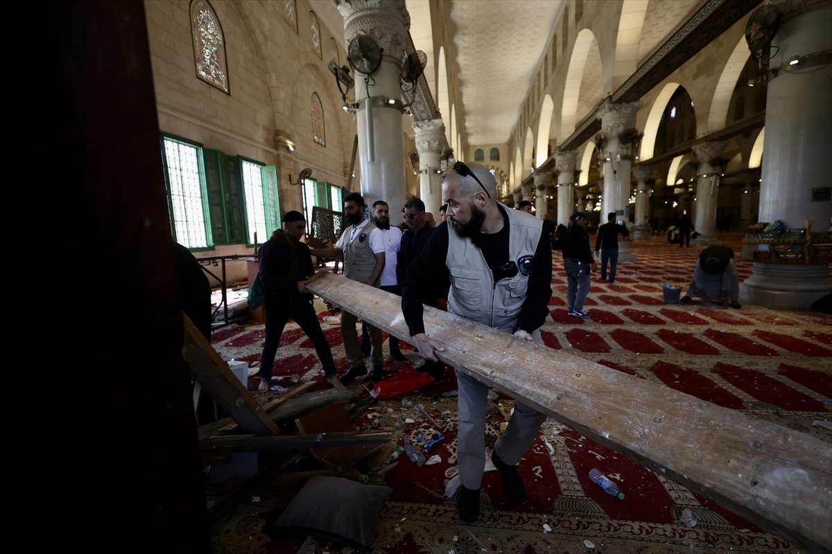 Israeli soldiers raid Al-Aqsa Masjid: They turned the Qibla Masjid upside down #7