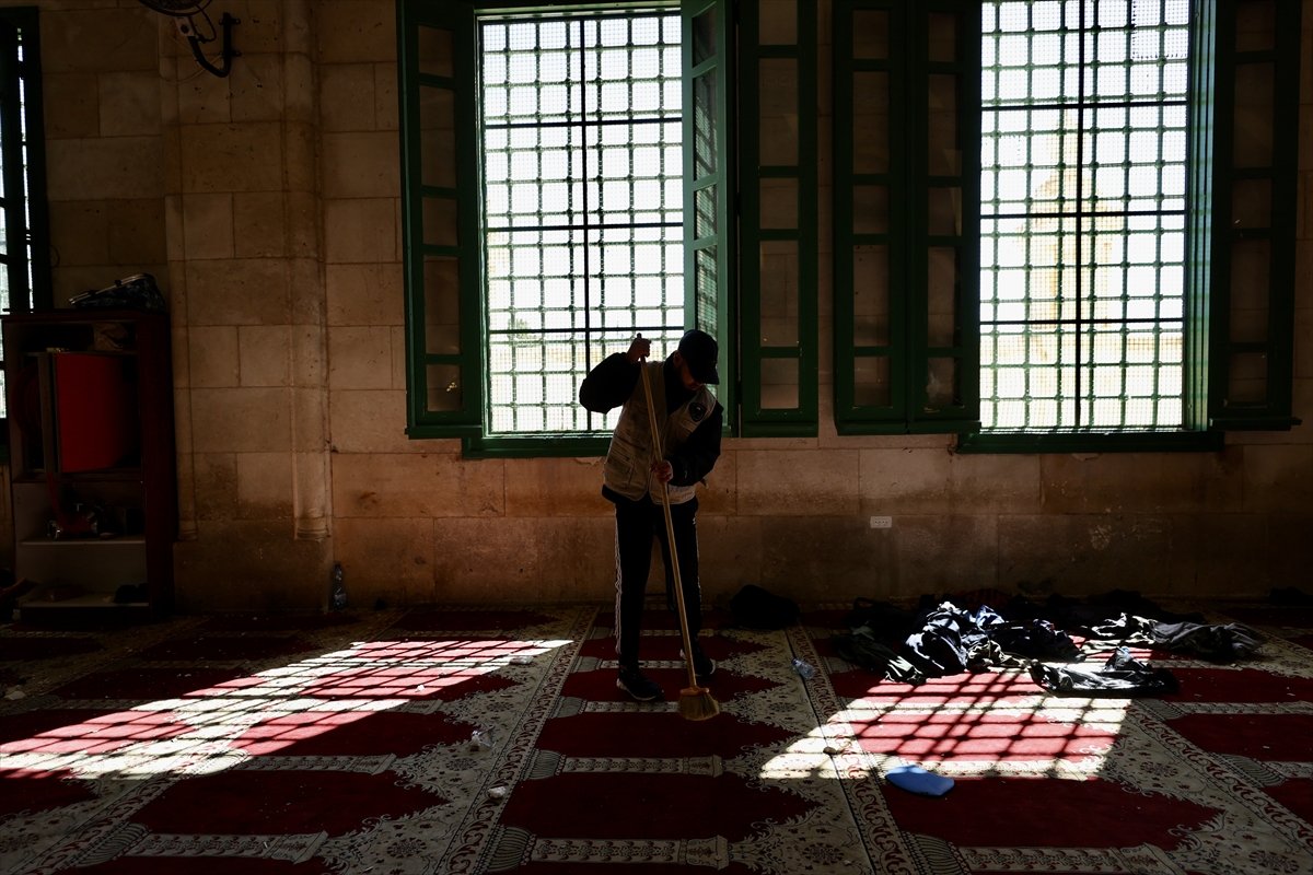 Israeli soldiers raid on Masjid Aqsa: They turned the Qibla Masjid upside down #1