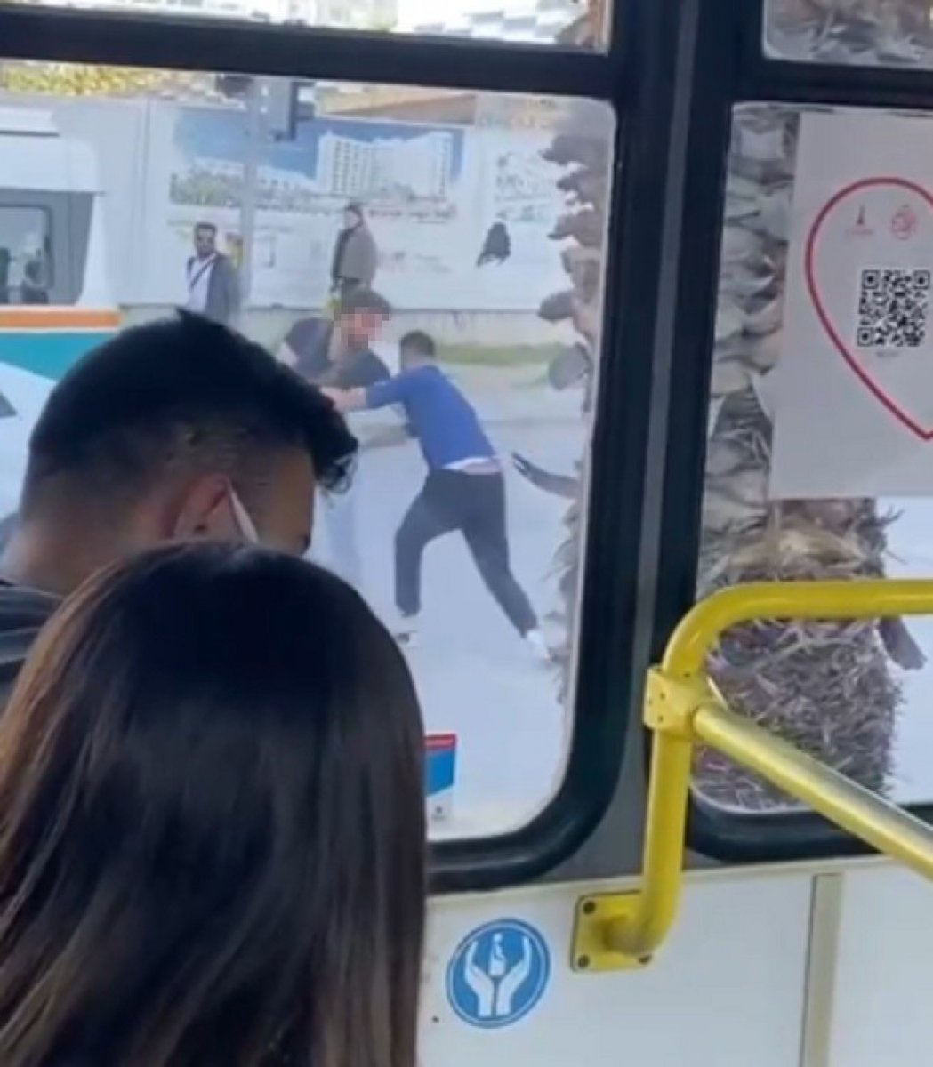 İzmir’de kavgayı ayırmak isterken bıçaklandı #1