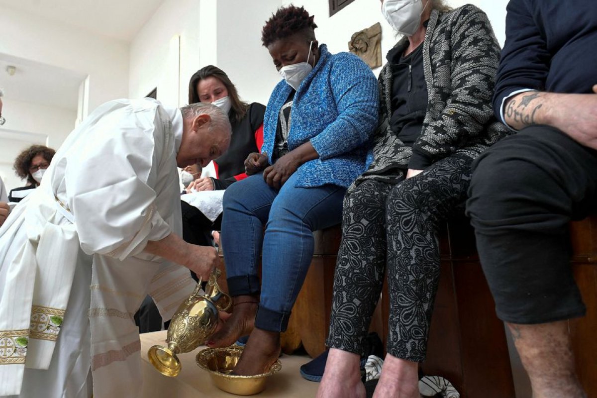 Pope Francis kisses feet in prison #1