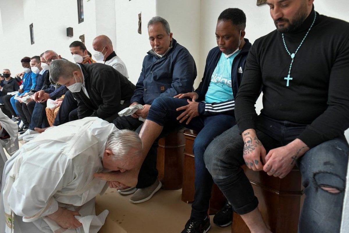 Pope Francis kisses feet in prison #2