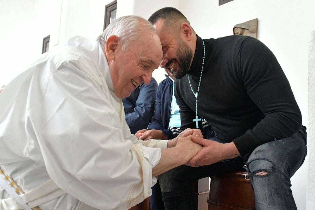 Pope Francis kisses feet in prison #4