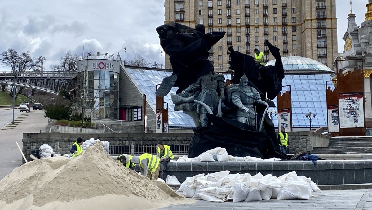 Kiev’in kurucuları heykeli kum torbalarla korumaya alındı #2