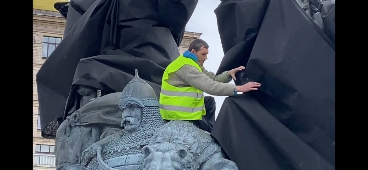 Kiev’in kurucuları heykeli kum torbalarla korumaya alındı #3