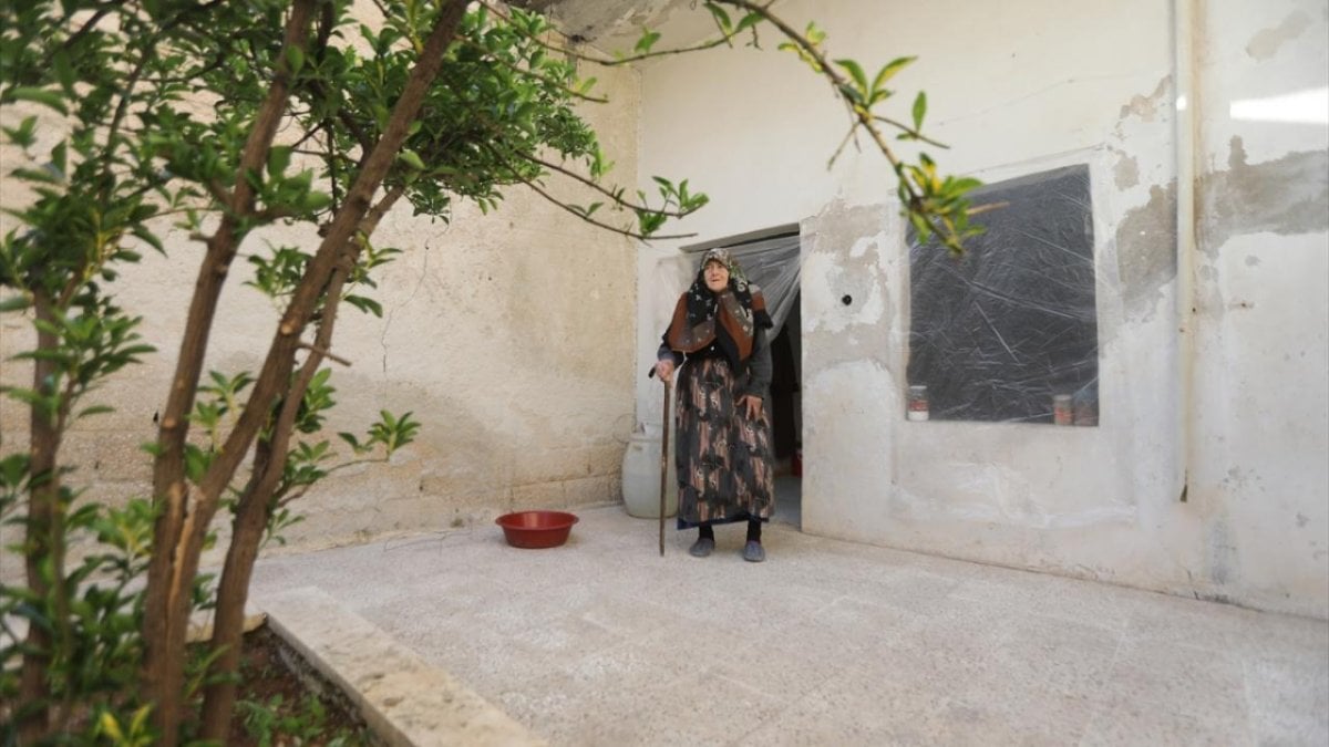 Granny Ayşe, who lost her husband and 5 children in Syria, wants a door to be built in her house #1