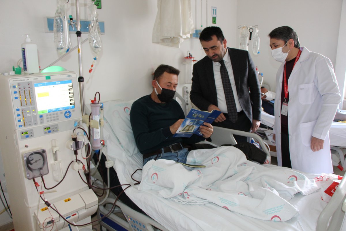 Amasya da diyaliz ünitesinde bekleyenlere Kur an öğretiliyor #1