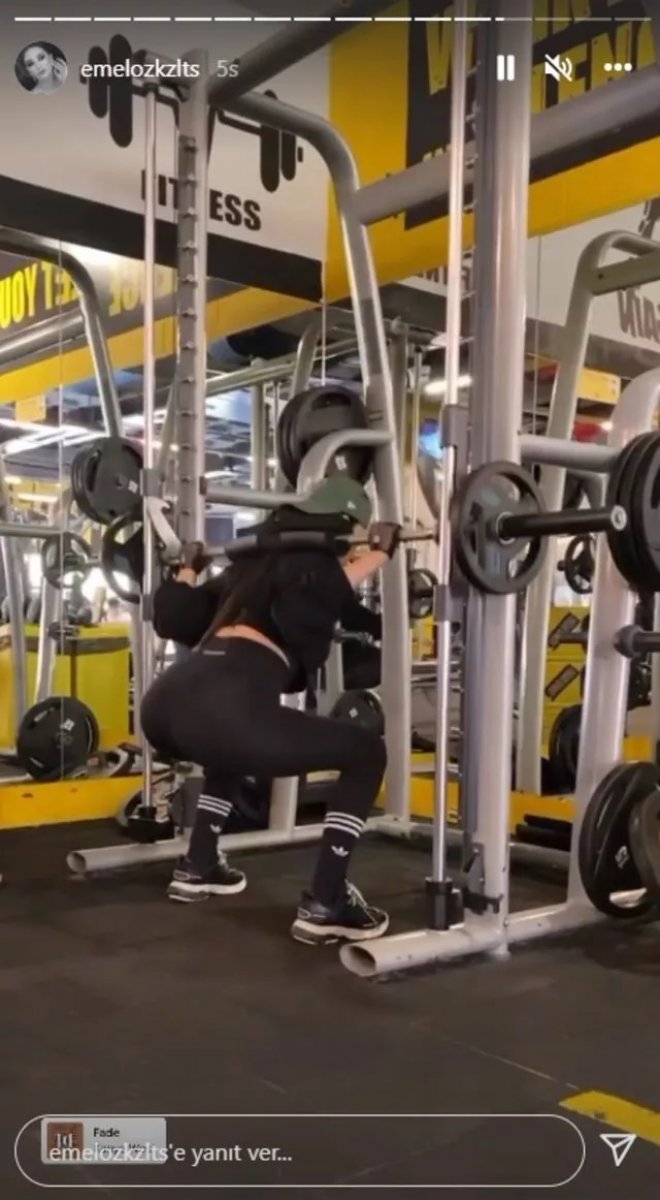  Squat yaramış!  Çarkıfelek in cilveli hostesi Emel Özkızıltaş ın pozları Instagram ı derinden salladı... #3