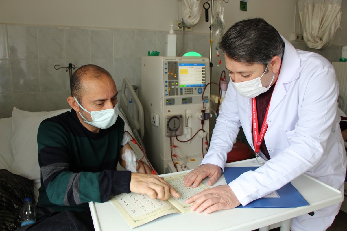 Amasya da diyaliz ünitesinde bekleyenlere Kur an öğretiliyor #3