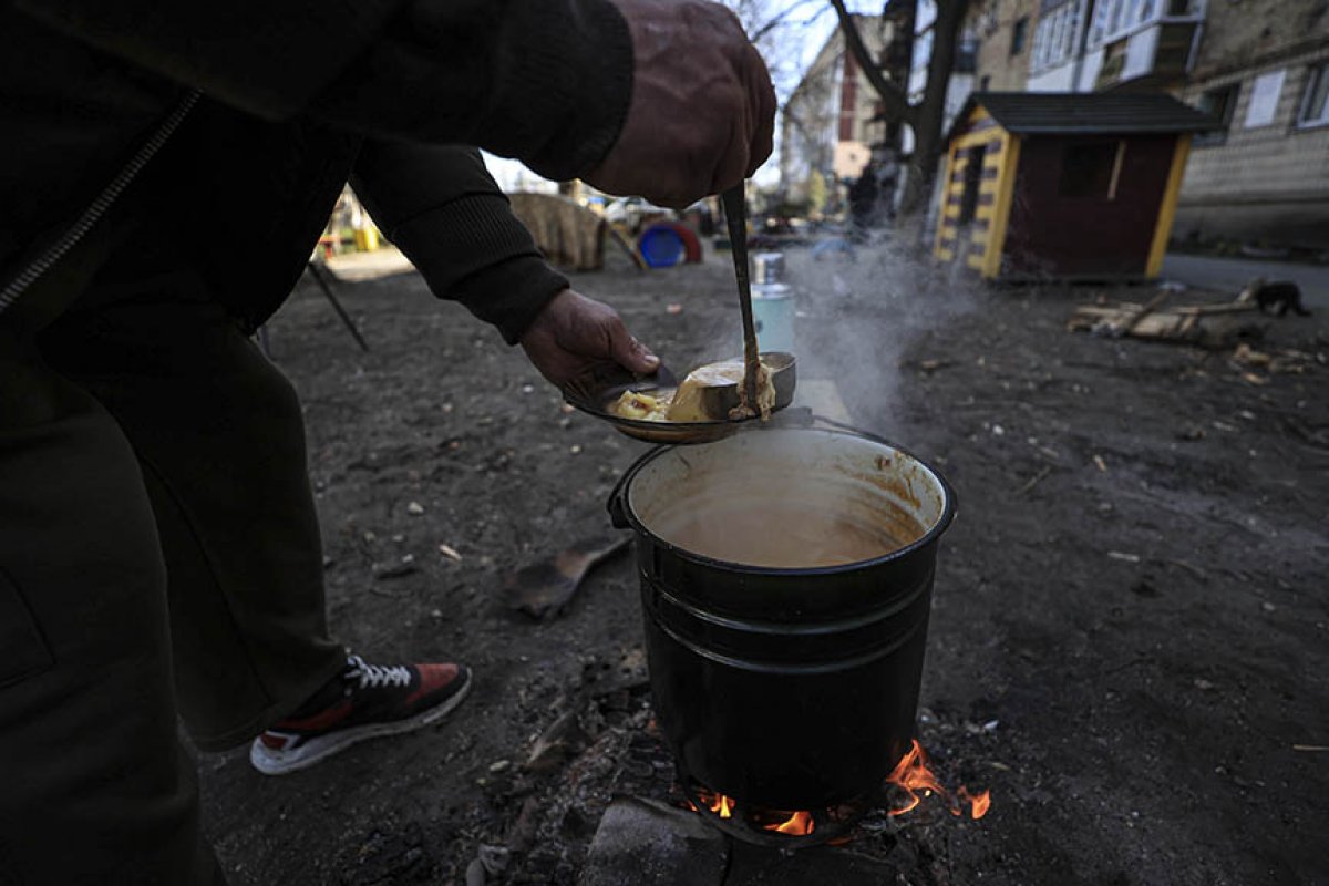 Ukrainians living in Borodyanka cook their meals on the street #4