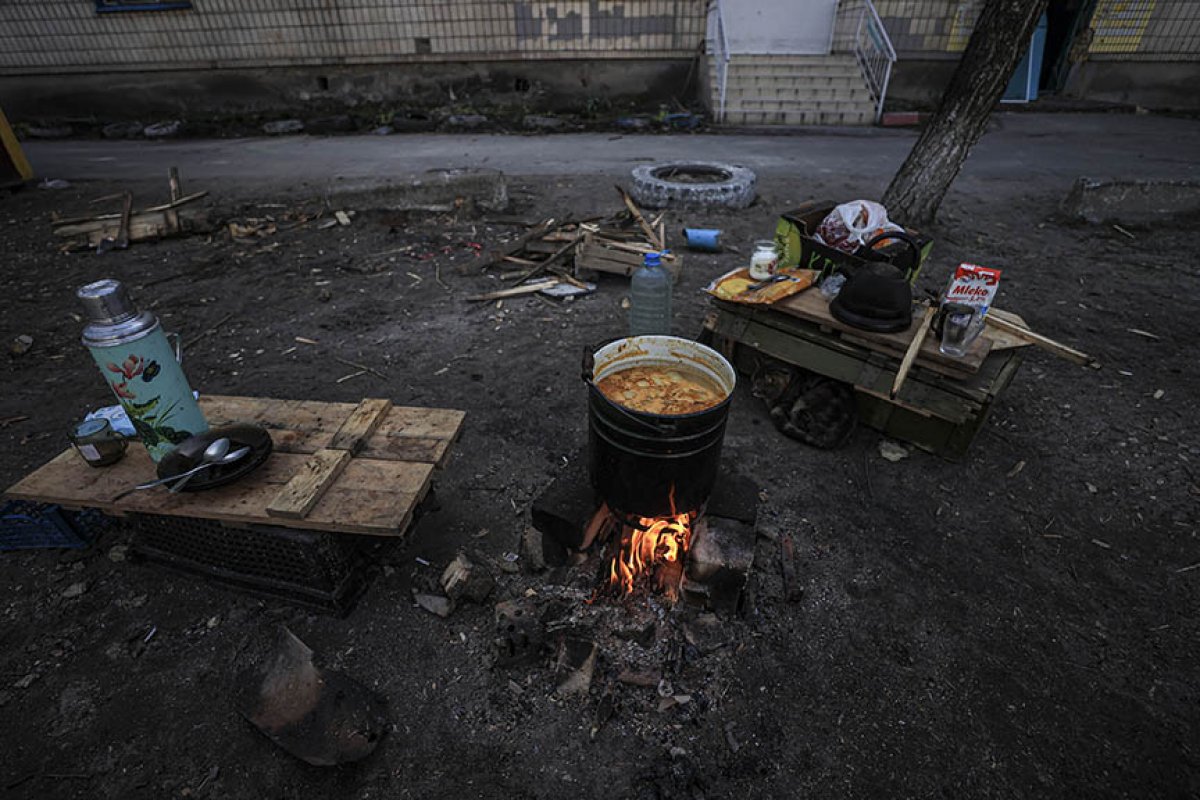 Ukrainians living in Borodyanka cook their meals on the street #3