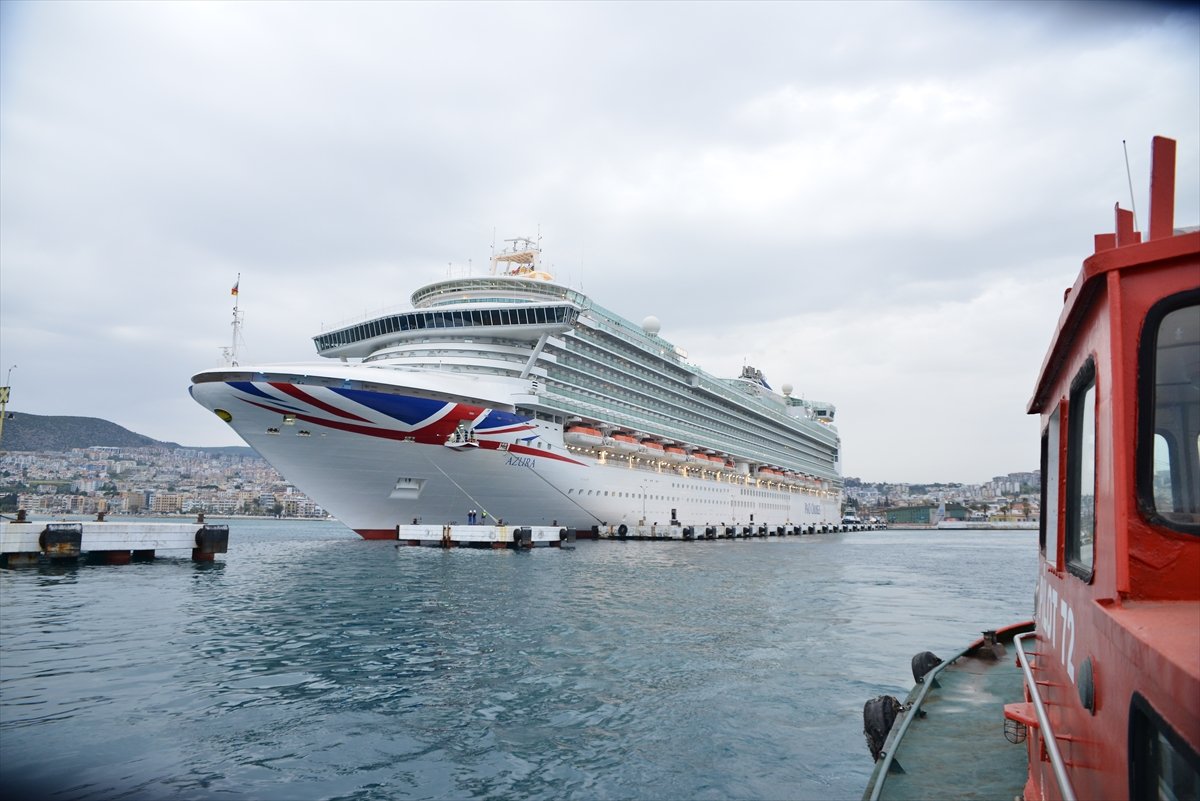 Aydın’da, 2 bin 129 yolculu dev kruvaziyer demir attı #1