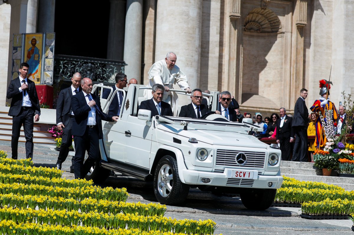 Pope's hat flew at Easter Mass #8