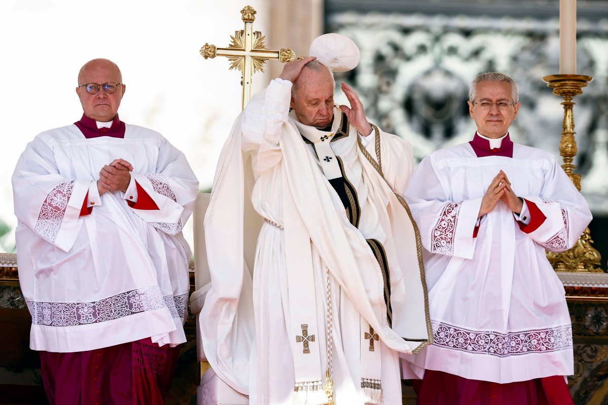 Pope's hat flew at Easter Mass #1