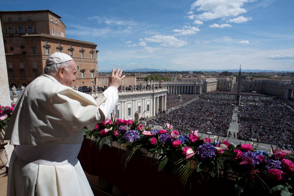 Pope's hat flew at Easter Mass #4