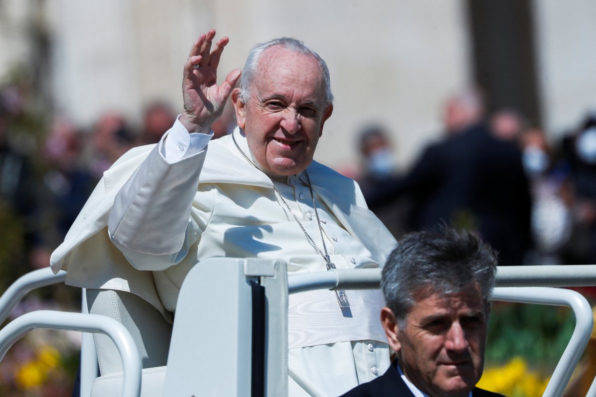 Pope's hat flew at Easter Mass #7