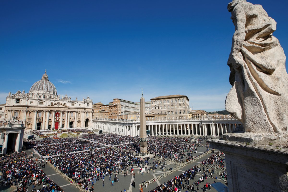 Pope's hat flew at Easter Mass #9