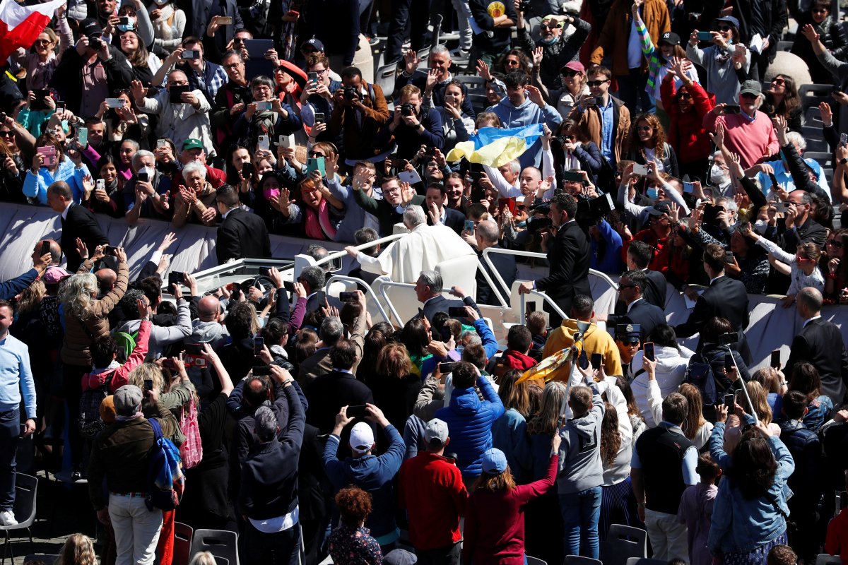 Pope's hat flew at Easter Mass #6