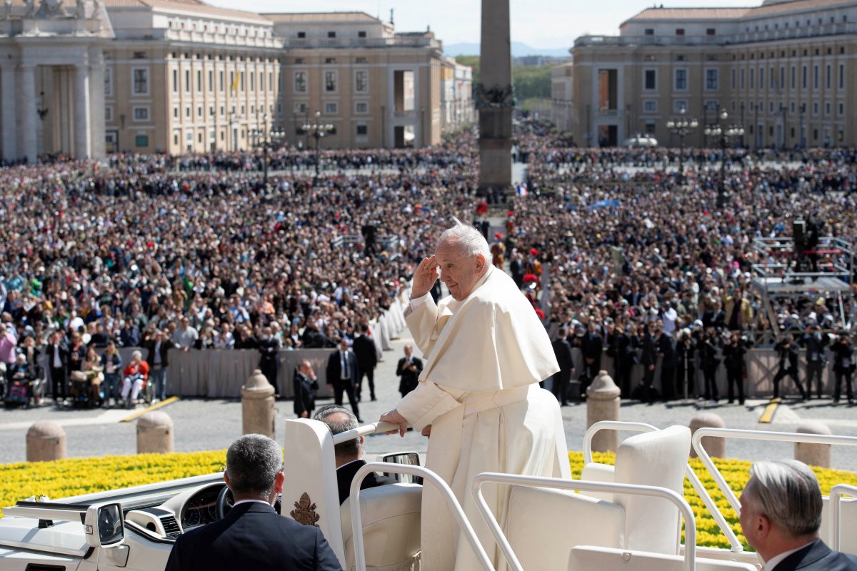 Pope's hat flew at Easter Mass #5