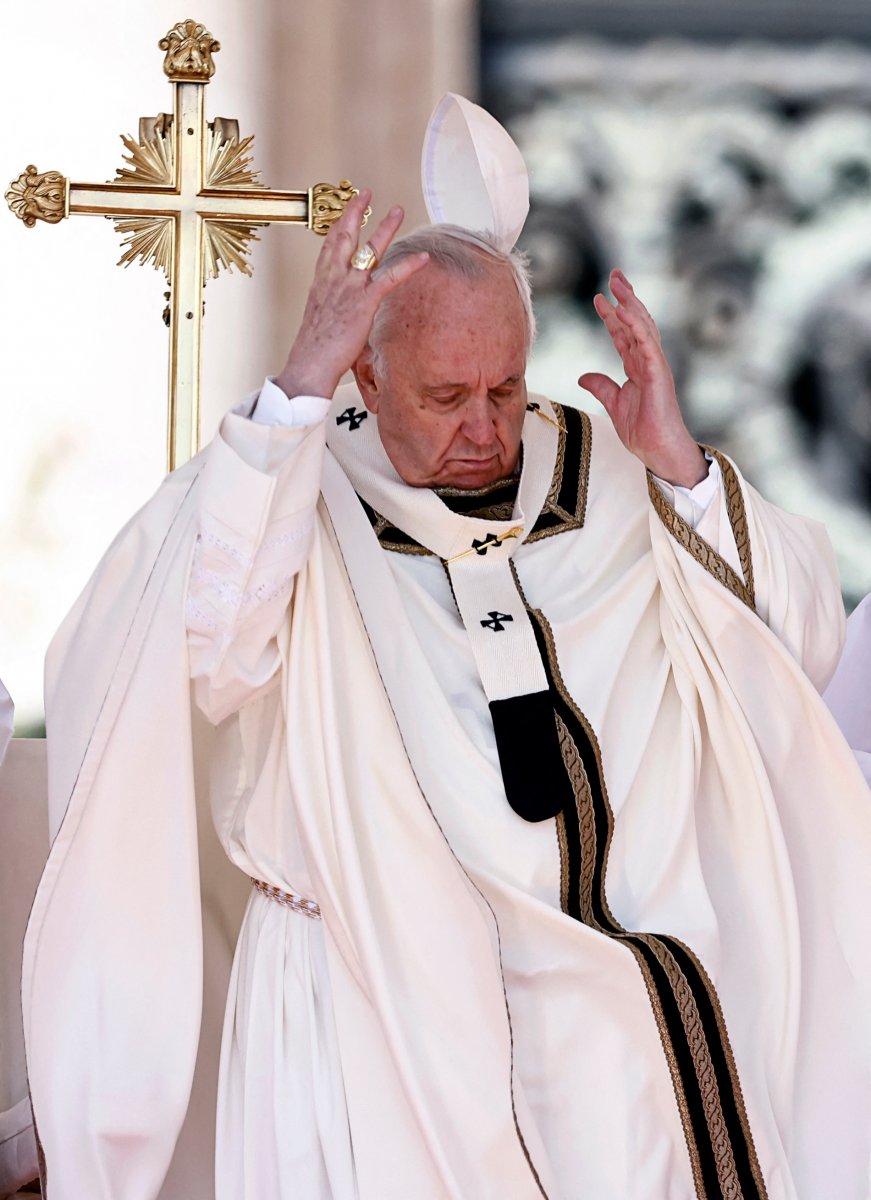 Pope's hat flew off at Easter Mass #11