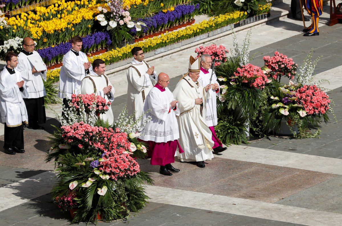 Pope's hat flew at Easter Mass #10