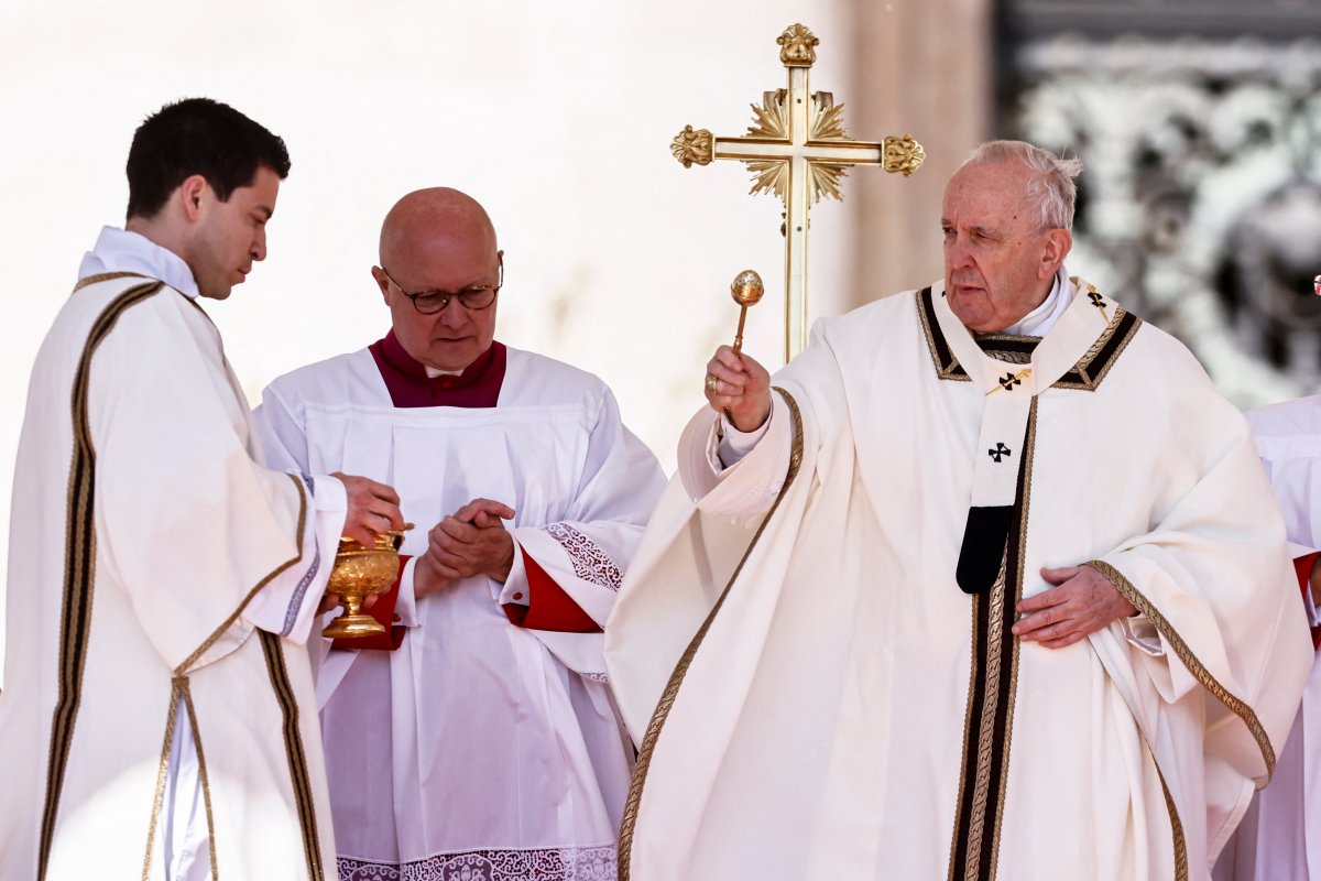 Pope's hat flew at Easter Mass #3