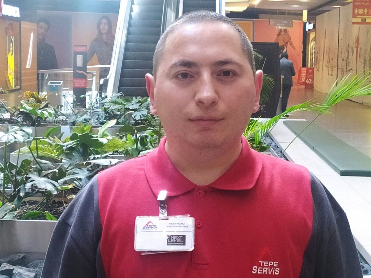 Ankara’da temizlik görevlisi, para dolu çantayı sahibine teslim etti  #1