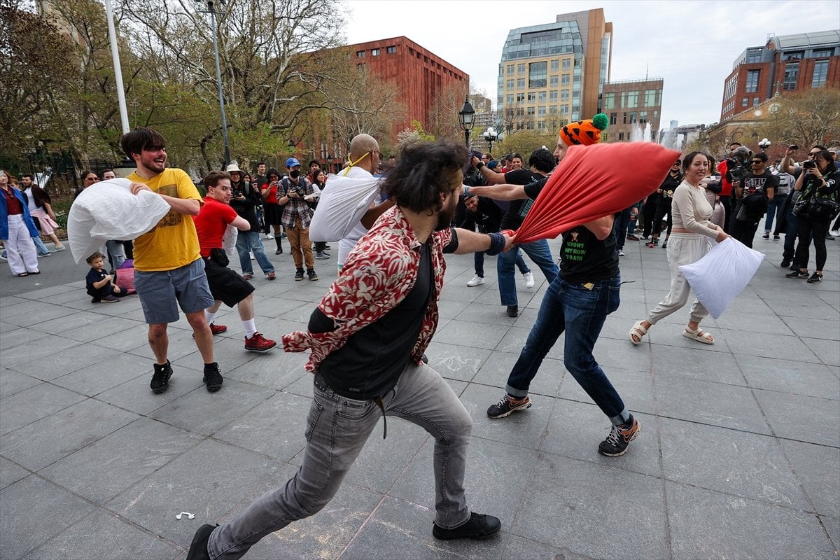 Pillow fight held in New York #4