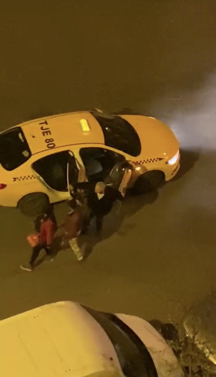 İstanbul da taksici, yabancı çifti bıçakla tehdit etti #3