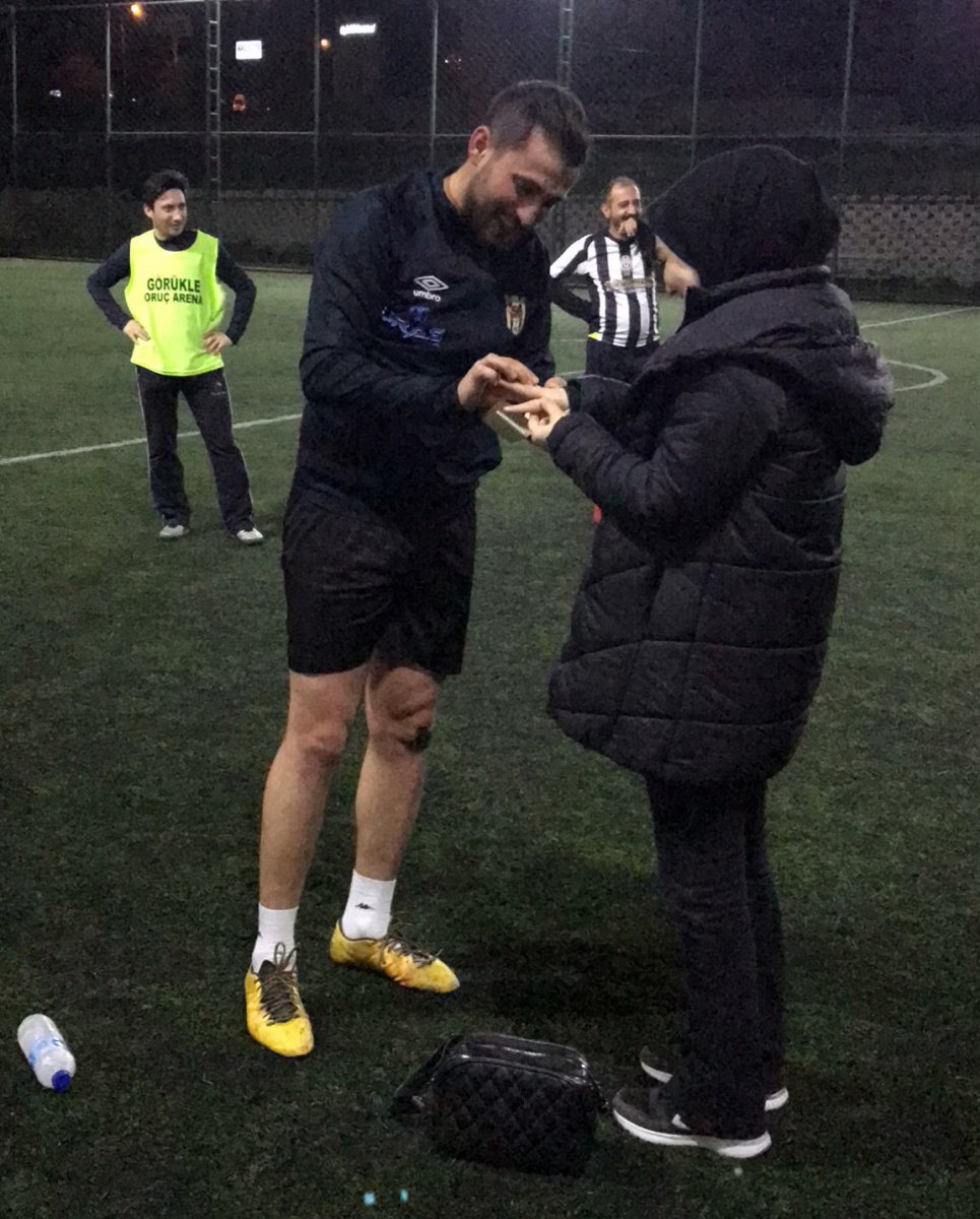 Kayseri deki halı sahada sürpriz evlenme teklifi #3