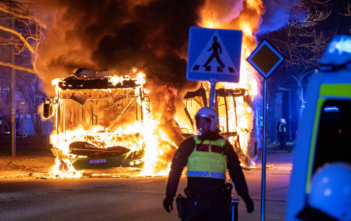 İsveç te aşırı sağcının Kur’an-ı Kerim provokasyonu sonrası ülke karıştı #3