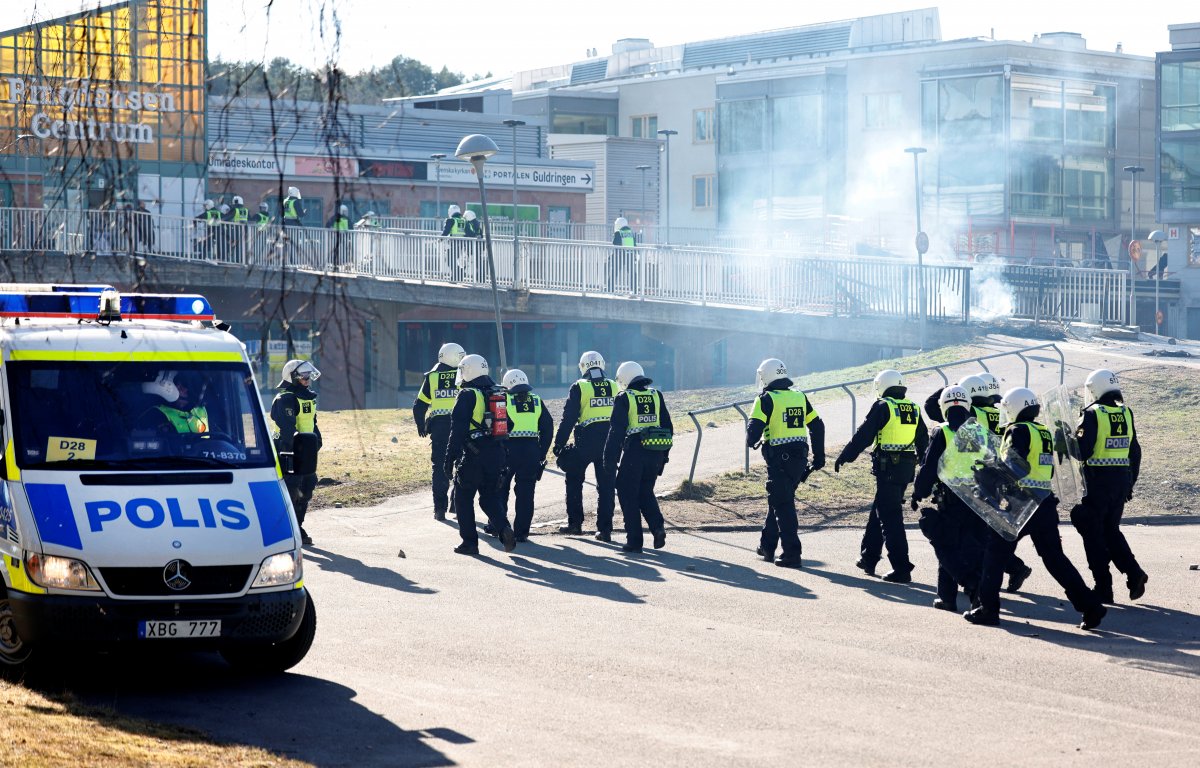 İsveç te aşırı sağcının Kur’an-ı Kerim provokasyonu sonrası ülke karıştı #5