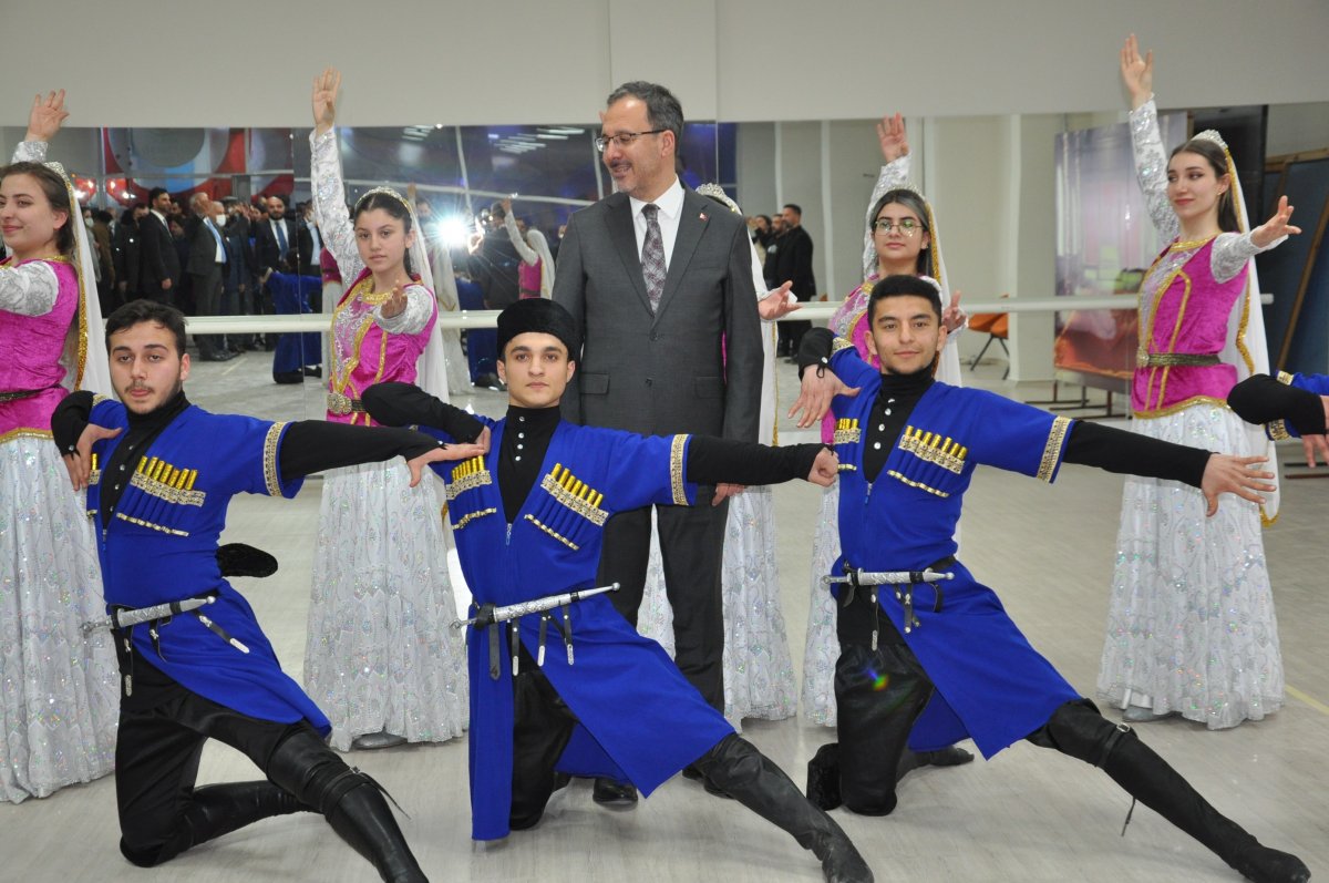 Bakan Kasapoğlu, Kars ta Gençlik Merkezi’nin açılışını yaptı #9