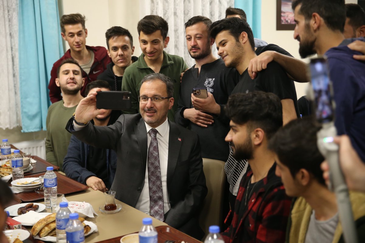 Bakan Mehmet Muharrem Kasapoğlu öğrencilerle iftar yaptı #12