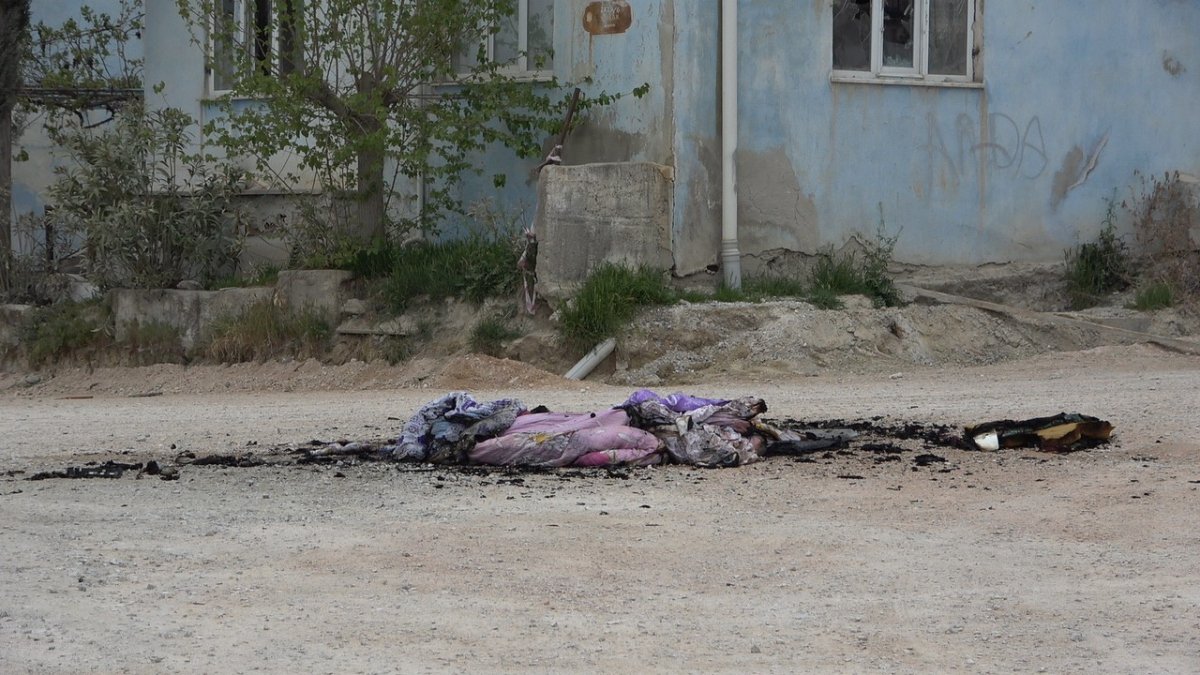  Eşyaları ateşe verdiler #6