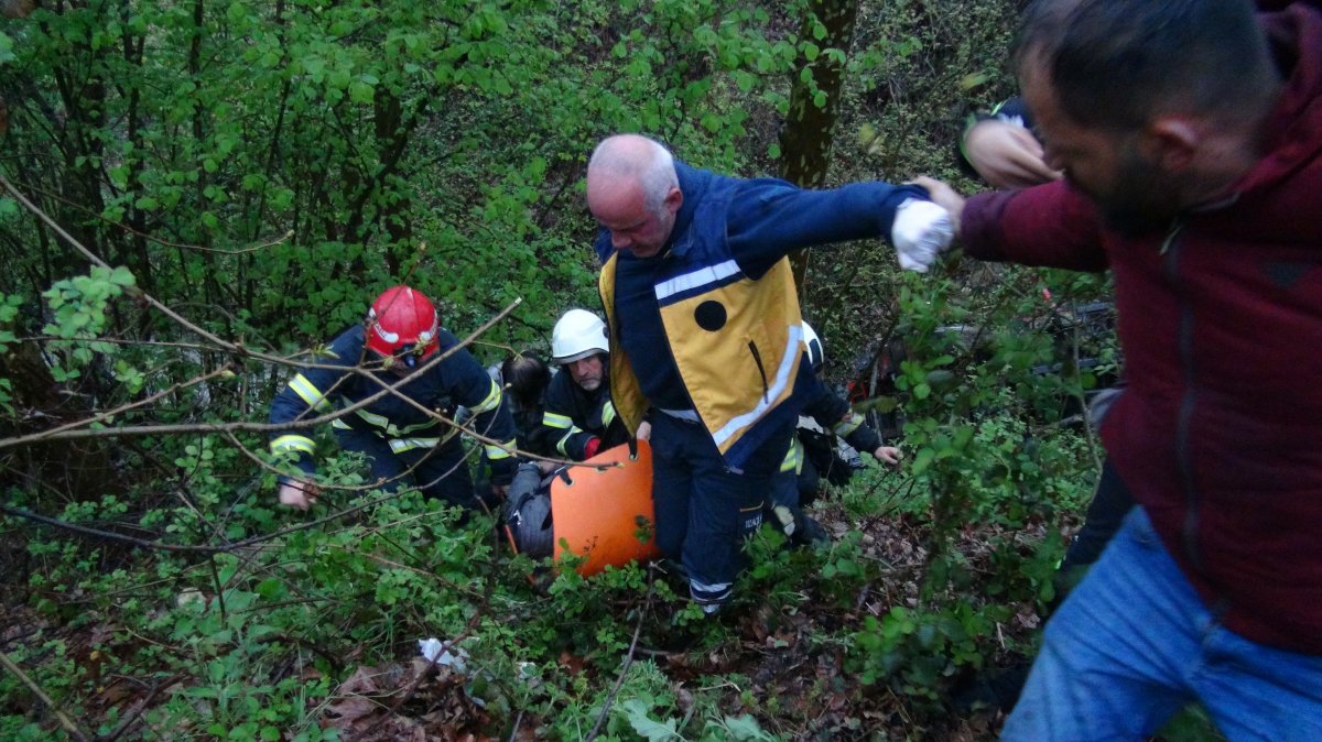 Kocaeli de dereye düşen vincin operatörü ekipler tarafından kurtarıldı #2