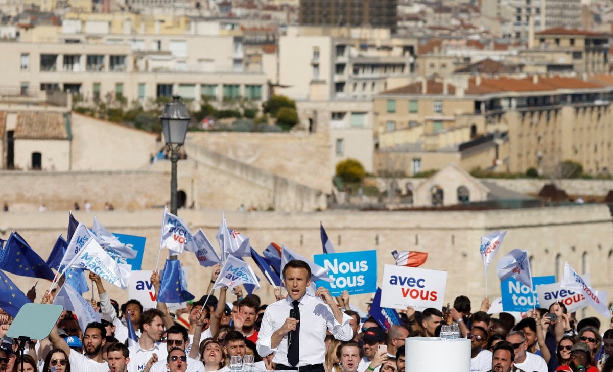 Emmanuel Macron un rahat tavırları objektiflere yansıdı #10