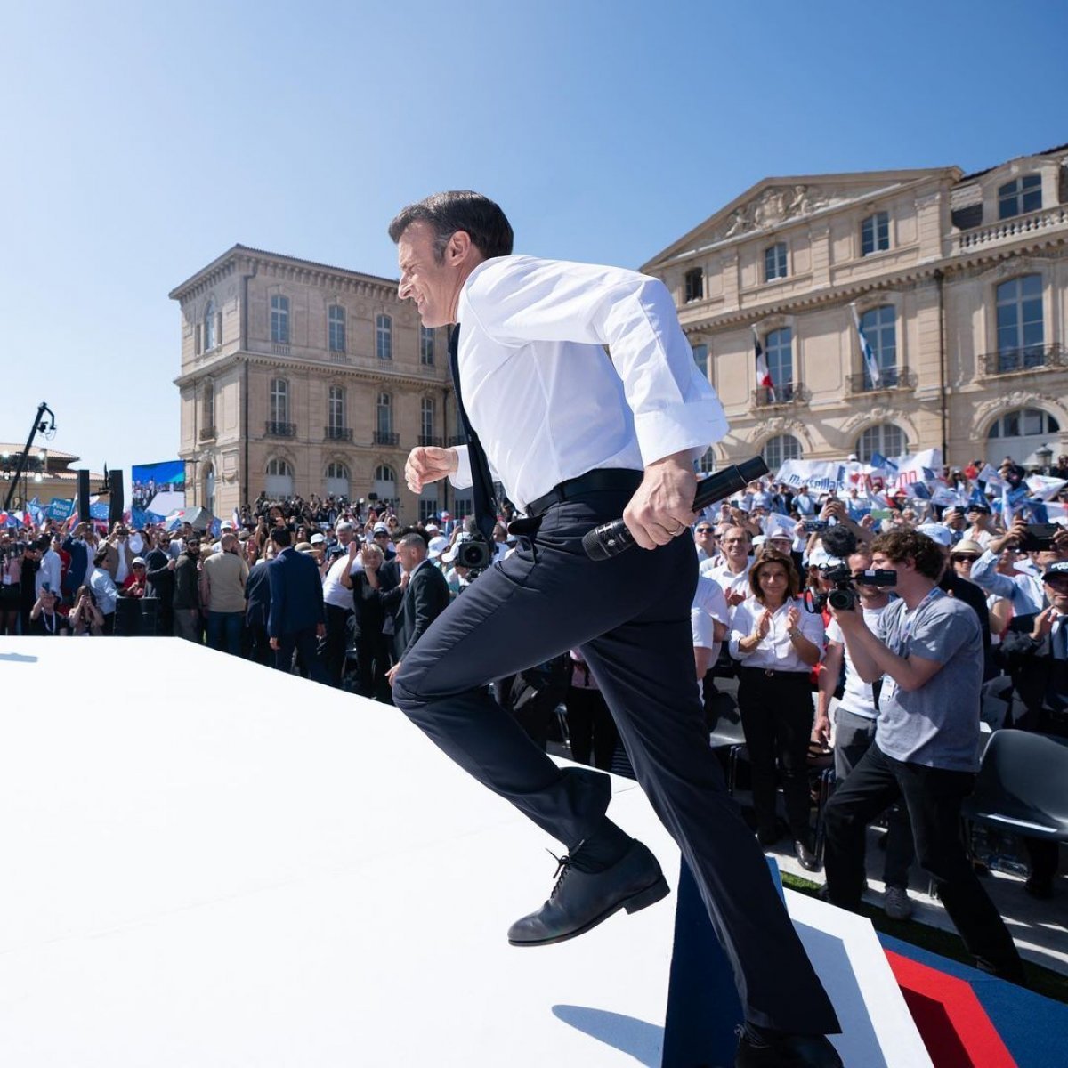 Emmanuel Macron un rahat tavırları objektiflere yansıdı #5