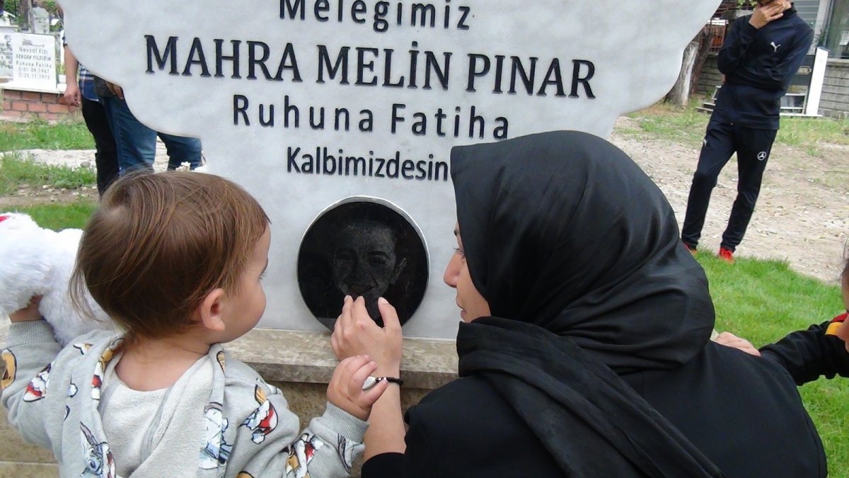 Mahra Melin Pınar’a mezarı başında doğum günü kutlaması #9