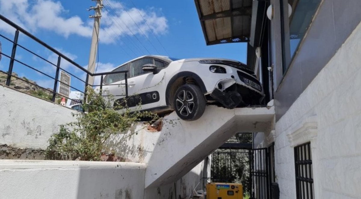 Muğla da vitesi karıştıran kadın sürücü, mağazaya girdi #4