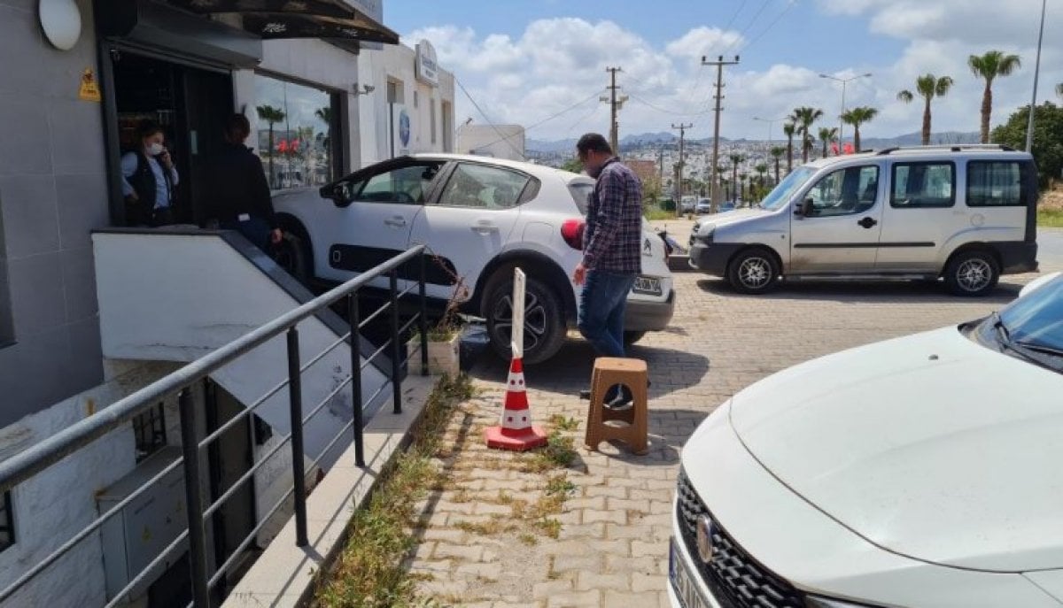 Muğla da vitesi karıştıran kadın sürücü, mağazaya girdi #3