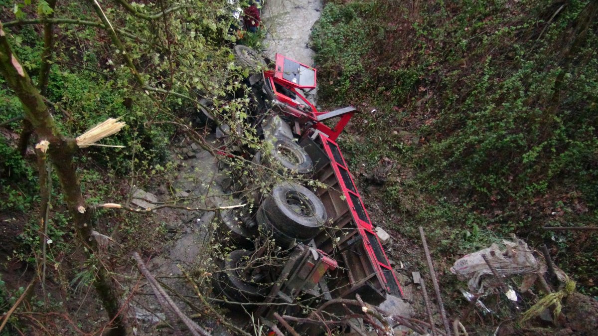 Kocaeli de dereye düşen vincin operatörü ekipler tarafından kurtarıldı #4